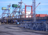 Две судопогрузочные машины, мощностью 450-500 тонн в час каждая, позволяют обрабатывать суда вместимостью 20 000 тонн за 3-4 суток.